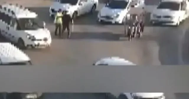 Abartı egzoz yüzünden kendini durduran polise sopayla saldırdı VİDEO İZLE