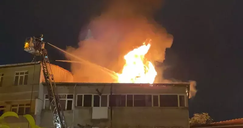 Beyoğlu’nda tekstil atölyesinin çatısı alev alev yandı