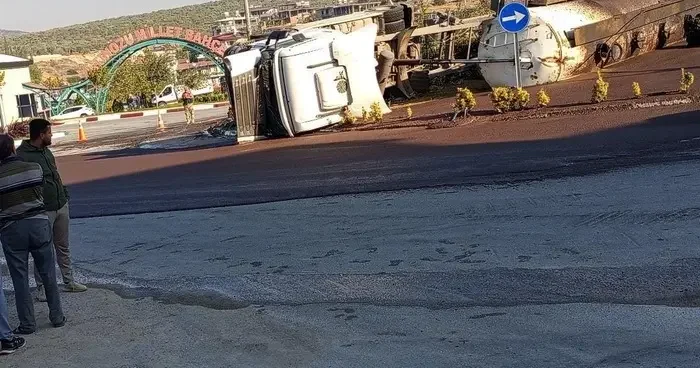 Altınözü’nde zeytin posası yüklü tanker devrildi