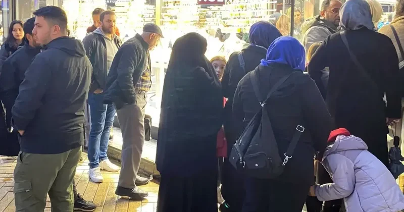 Kuyumcuların önünde altın kuyruğu