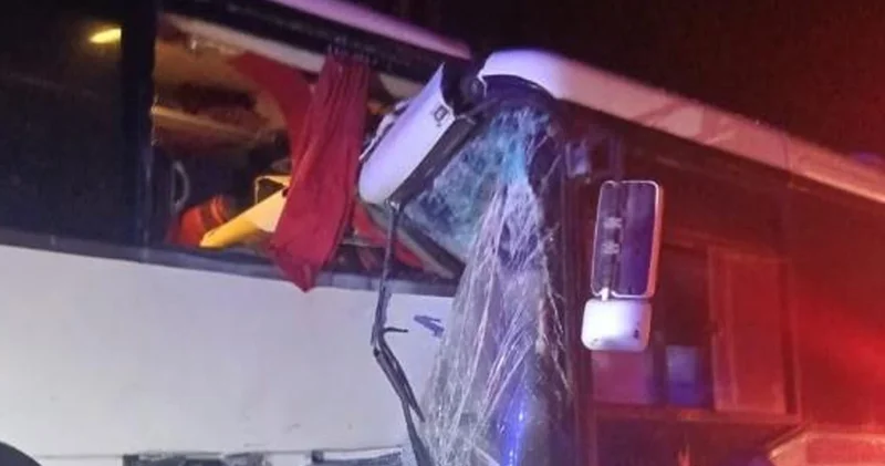 Servis otobüsü yolcu otobüsüne çarptı: 13 yaralı