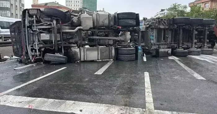 Büyükçekmece E 5’te devrilen tır nedeniyle yol kapandı
