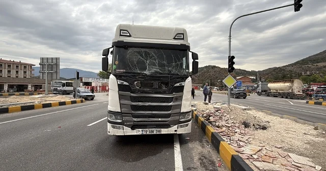 Futbol maçından dönen sporcuları taşıyan minibüs TIR la çarpıştı; 9 çocuk yaralandı Karabük Haberleri