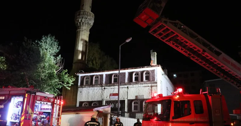 Erzurum da tarihi caminin çatısında yangın