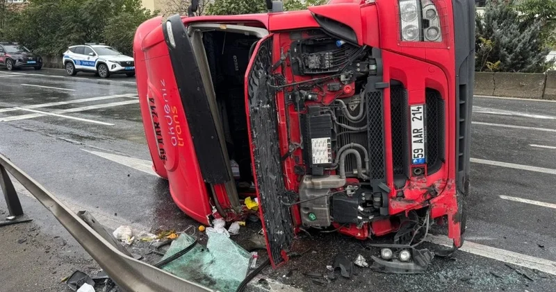 Yola çıkacaklar dikkat: Tır devrildi trafik kilitlendi