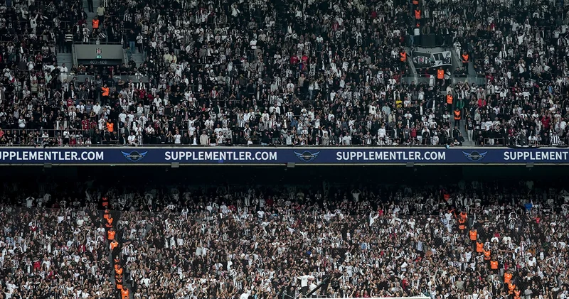 Beşiktaş taraftarından Svensson, Jurasek ve Mert Günok a tepki