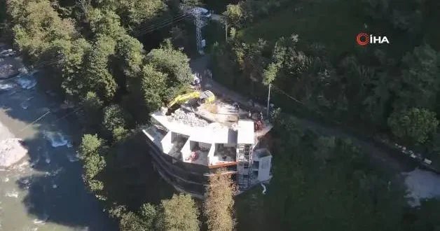 Fırtına Vadisi’nde kaçak ve riskli yapılar tek tek kaldırılıyor