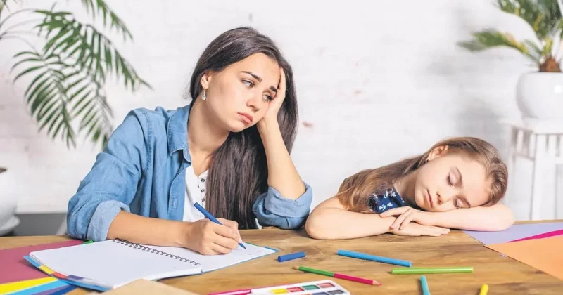 Çocuk uyur anne çözer... Ev ödevi kimin görevi?