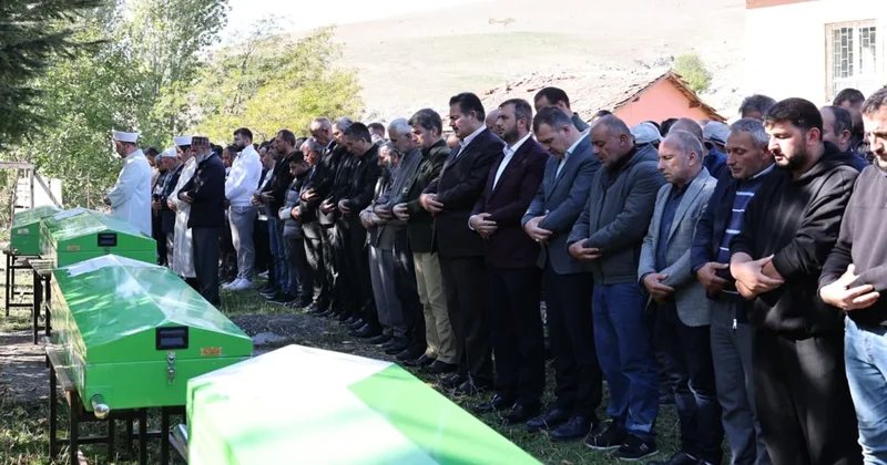 3 ü kardeş 4 tabut yan yana! Bir şehri kahreden kaza Sözcü Gazetesi