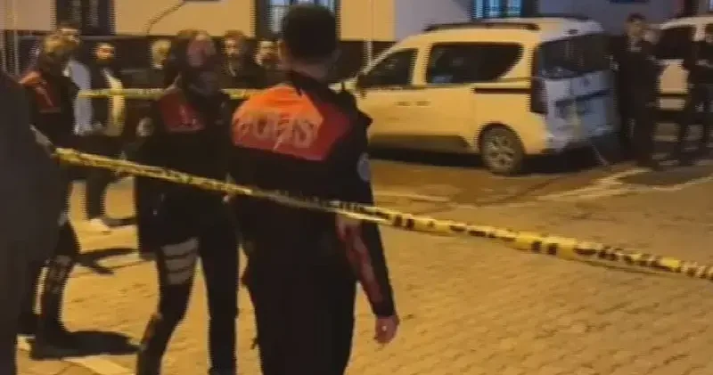 Esenyurt ta sokakta yürüyen 4 arkadaşa silahlı saldırı: 1 ölü, 3 yaralı