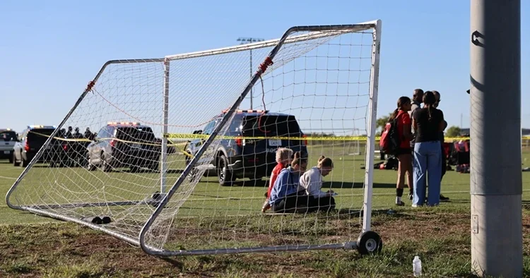 ABD de bir araç futbol sahasına daldı: 2 kişi yaşamını yitirdi