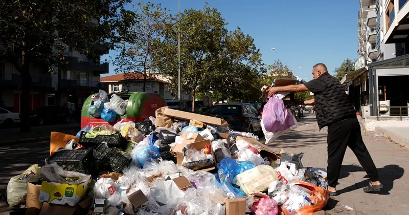Yine İzmir yine aynı manzara: Çöp dağları toplanmayı bekliyor!