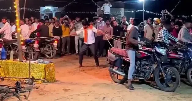 Hindistan da akılalmaz gösteri ölümle bitti! İki motosiklet ortasında can verdi