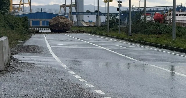 Zonguldak ta dağdan kopan dev kaya yolu kapattı: Facianın eşiğinden dönüldü Zonguldak Haber Habertürk Yerel Haberler