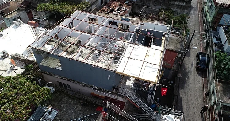 Adana da fırtına çatıyı uçurdu! Evin sahibi o anları anlattı: Deprem oldu sandık