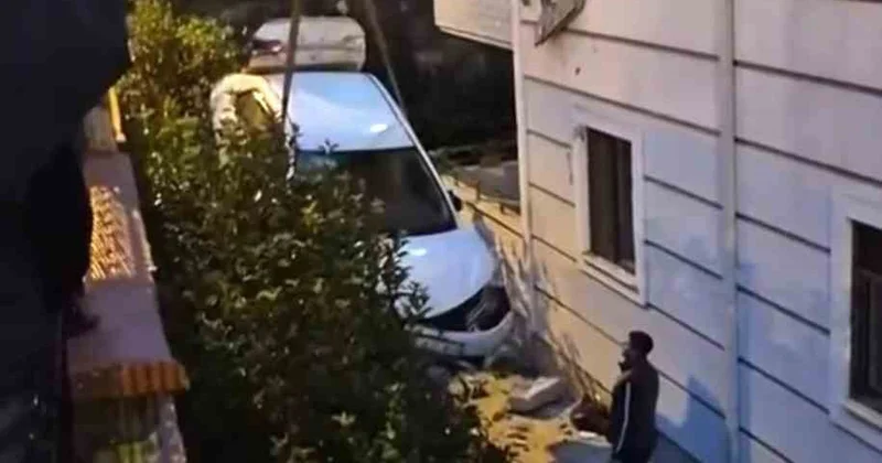 Sakarya Serdivan da istinat duvarını aşan otomobil daireye çarptı, kimse yaralanmadı
