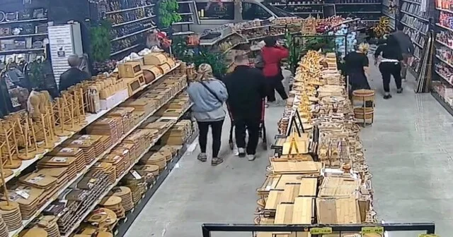 Bursa da mağazaya servis aracı daldı: Müşteriler neye uğradığını şaşırdı Bursa Haber Habertürk Yerel Haberler