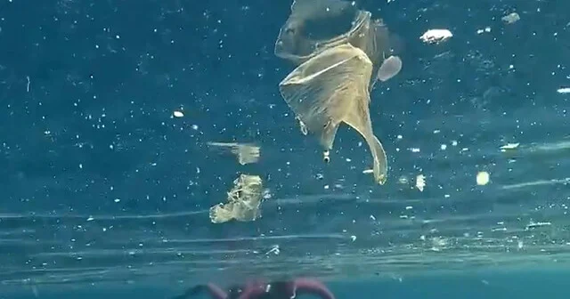 Yağışlar sonrası denizdeki plastik kirliliği kamerada Antalya Haber Habertürk Yerel Haberler