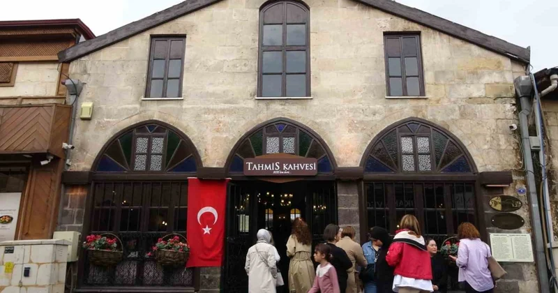 Turistlerin yeni gözdesi 391 yıllık kahvehanenin önünde kuyruk: İşte sırrı! Sözcü Gazetesi