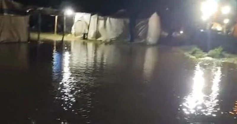 Mevsimlik tarım işçilerinin kaldığı çadır alanını su bastı