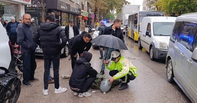 Kadın polis, yaralı ıslanmasın diye başında şemsiyeyle bekledi Bursa Son Dakika Haberleri Habertürk Yerel Haberler