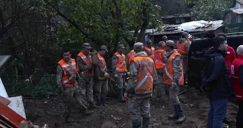 Ayazağa da jandarma ekipleri sel sonrası temizlik çalışmalarına katıldı