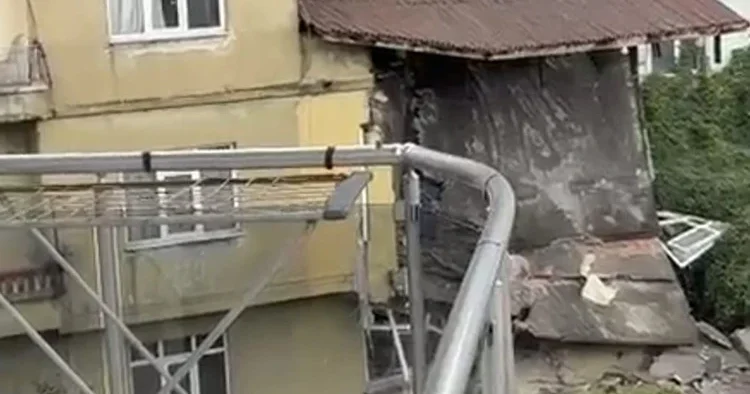 Zonguldak ta sağanak felaketi: Dün duvarı yıkılan ev bugün tamamen çöktü
