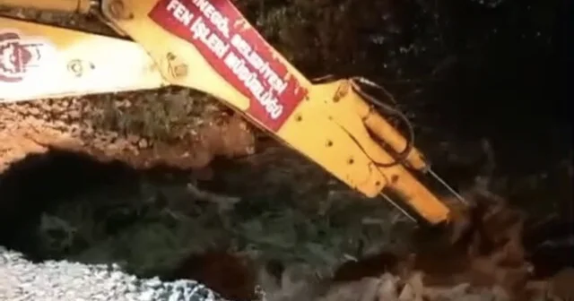 Bursa da yağış köprüyü çökertti, sürücüler mahsur kaldı: İmdada belediye ekipleri yetişti Bursa Haber Habertürk Yerel Haberler