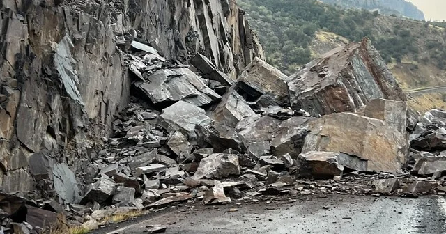 Şırnak Beytüşşebap yolu, dev kayalar nedeniyle ulaşıma kapandı Şırnak Haberleri Habertürk Yerel Haberler
