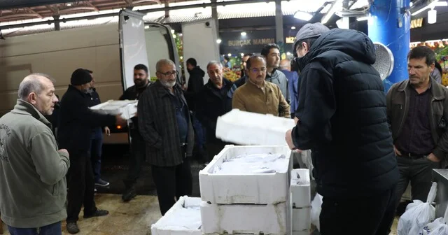 Sivas ta balıkçı pazarlarına Karadeniz illerini aratmayacak görüntüler yaşanıyor Denize kıyısı olmayan Sivas tan Akdeniz ve Ege ye palamut sevk ediliyor Sivas Son Dakika Haberleri Habertürk Yerel Haberler