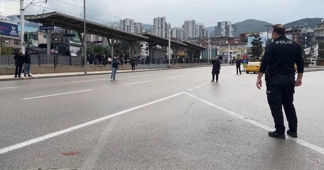 Çocuğunu göremeyen kadın boynuna bıçak dayadı, ekipler ikna etti Eli bıçaklı kadını ikna eden polisi için, vatandaşlar böyle alkış tuttu Bursa Haber Habertürk Yerel Haberler