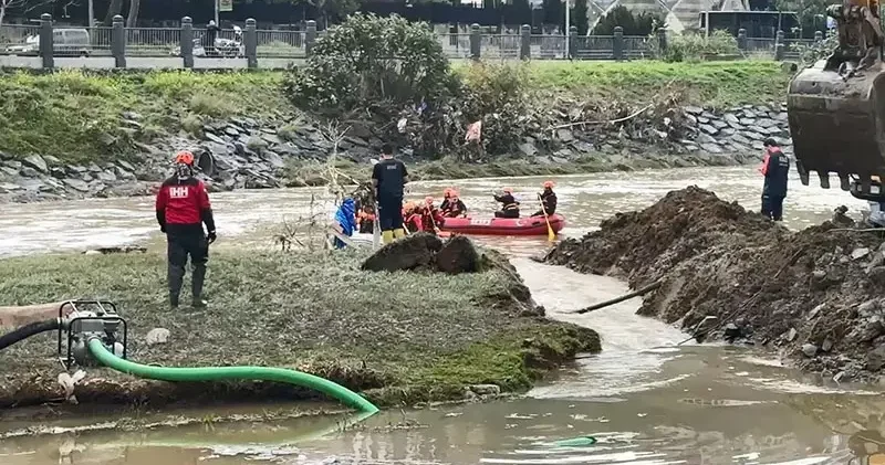 Kağıthane’de selde kaybolanları aramak için göletle dere arasına kanal açıldı