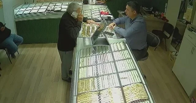 Yaşlı adamın birikimini dolandırıcılardan sarrafın dikkati kurtardı Sarrafın dikkati ve yaşanan dolandırıcılık girişimi güvenlik kamerasına saniye saniye yansıdı Konya Haberleri Habertürk Yerel Haberler