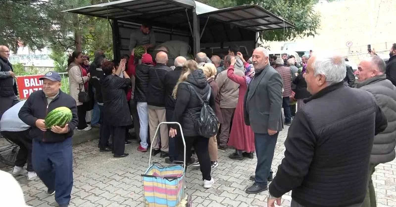 Amasyalı pazarcı sezonu böyle kapattı: 10 ton karpuz vatandaşa bedava