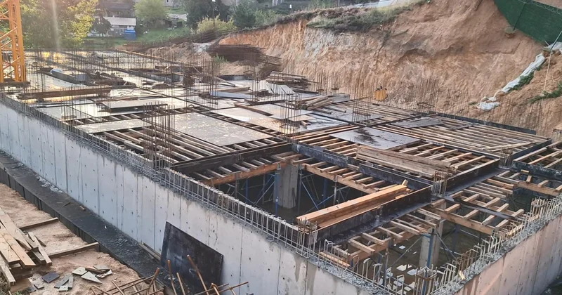 Pendik te iddiaya göre yağmurla yumuşayan toprak kaydı, 9 katlı bina tahliye edildi