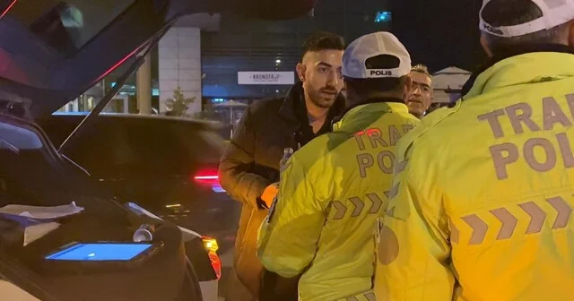 Teşkilat mısınız diyen alkollü sürücüye polisten anlamlı cevap: Polis teşkilatıyız Kayseri de kaza yapan alkollü sürücü ile kardeşi önce kavga etti, sonra polise zorluk çıkardı Kayseri Haber Habertürk Yerel Haberler