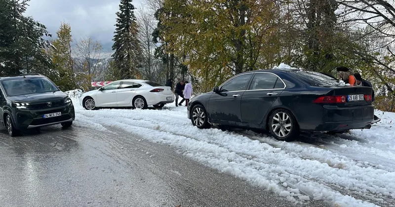 Kar nedeniyle kapanan Yedigöller yolu yeniden açıldı