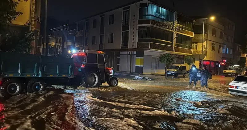 Sakarya’da sağanak; cadde ve sokaklar göle döndü
