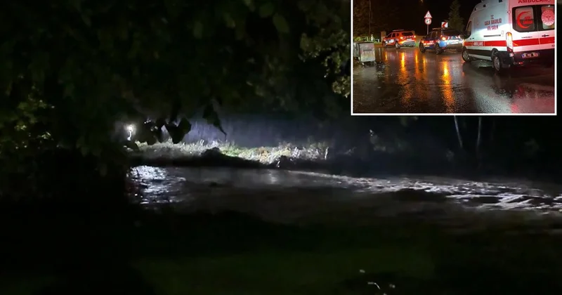 Pendik te taşan derenin sularına kapılan otomobilden 1 kişi kurtuldu, 2 kişi aranıyor