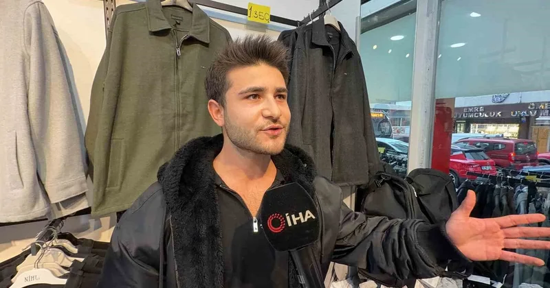 Mağazaya kız çocuğuyla girip askılı kıyafetleri koluna dizdi, ödemeden çıktı