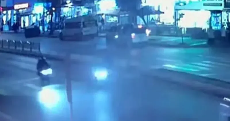 İki motosikletin çarpıştığı kazada 1 yaralı; o anlar kamerada