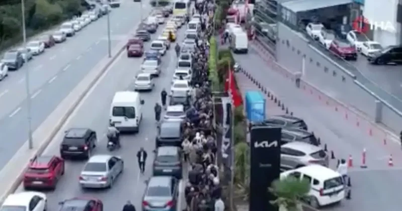 Gün ağarmadan metrelerce sıra oldu: 60 bin kişi indirim kuyruğuna girdi! Sözcü Gazetesi