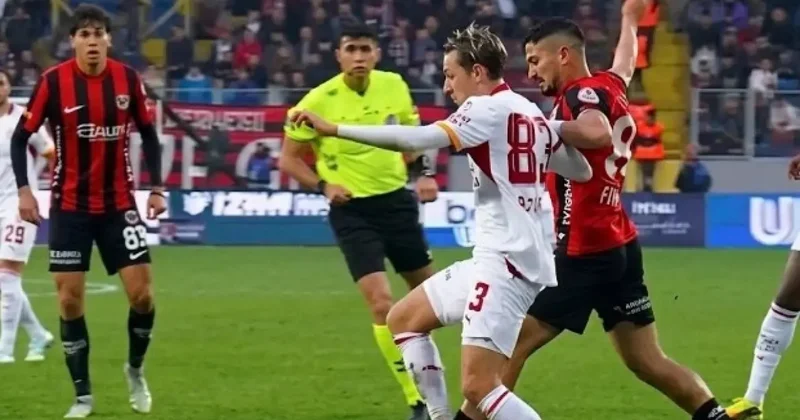 Galatasaray maçında tartışılan pozisyon! Trio ekibi penaltı pozisyonunda ikiye bölündü