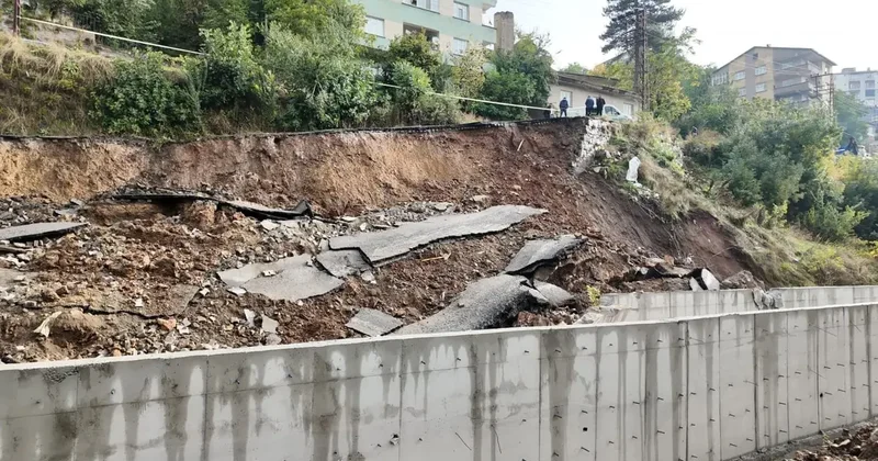 Bitlis’te yol yağışlara dayanamadı