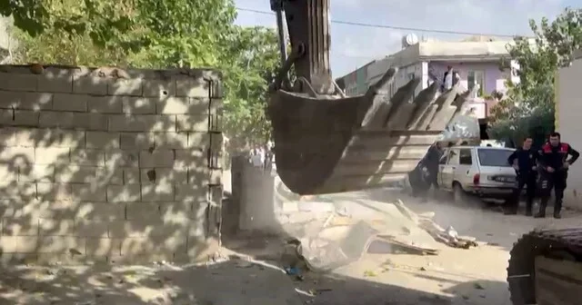 Adıyaman da çatışanlara ağır darbe Kaçak yapıları yıkıldı Adıyaman da silahlı kavganın faturası ağır oldu Adıyaman Son Dakika Haberleri Habertürk Yerel Haberler