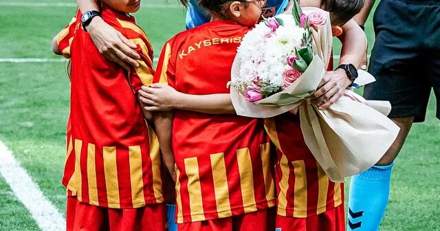 Kayserispor Batman Petrolspor maçı öncesi hakem Albayrak a çiçek verildi Kayseri Haber Habertürk Yerel Haberler