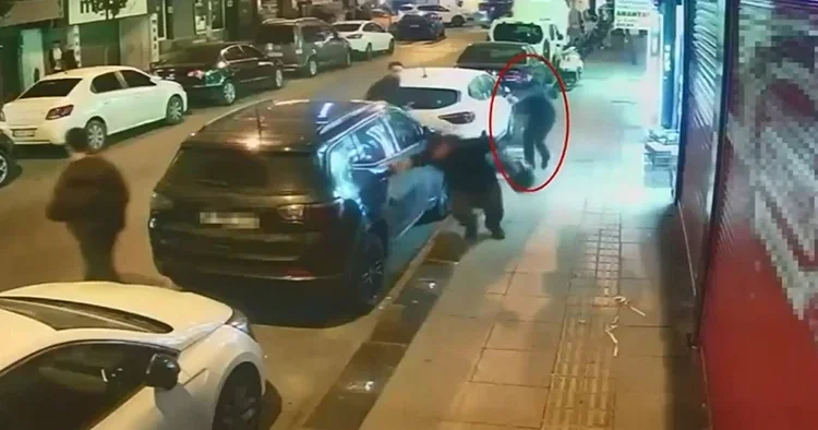 Esenler de sokak ortasında silahlı düello: Birbirlerini vuran iki şüpheliden biri serbest