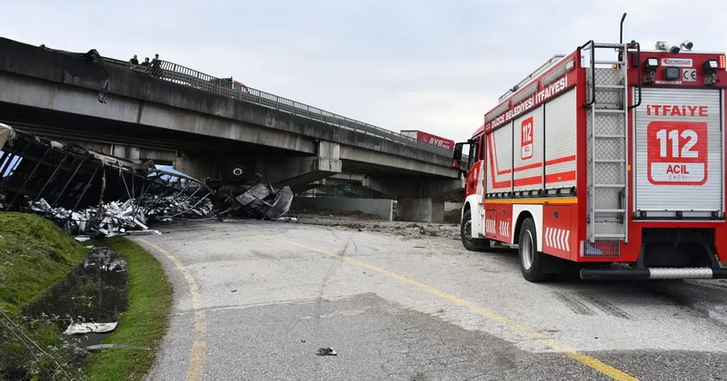 Otoyolda feci kaza! 15 metreden düşen tır alev alev yandı