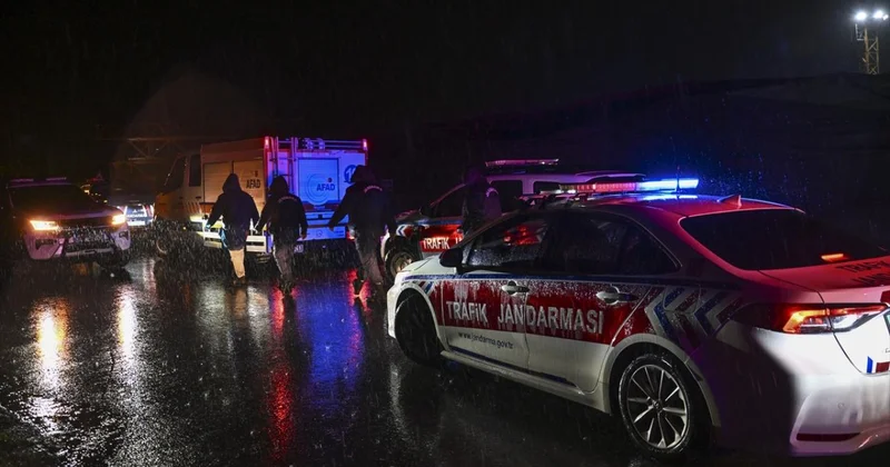 İstanbul da sağanak: Suya kapılan araçtaki 2 kişi kayıp