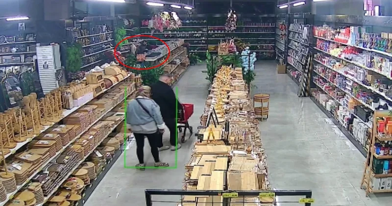 Nilüfer de kontrolden çıkan minibüs dükkanın camını kırıp girdi, alışveriş yapan 2 kişi kıl payı kurtuldu